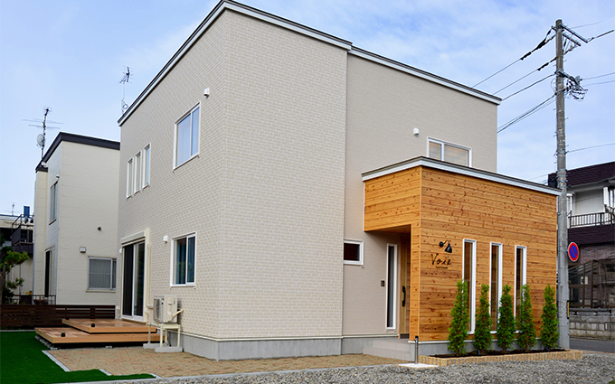 解放的なウッドデッキで家族の愉しみ広がる住まい